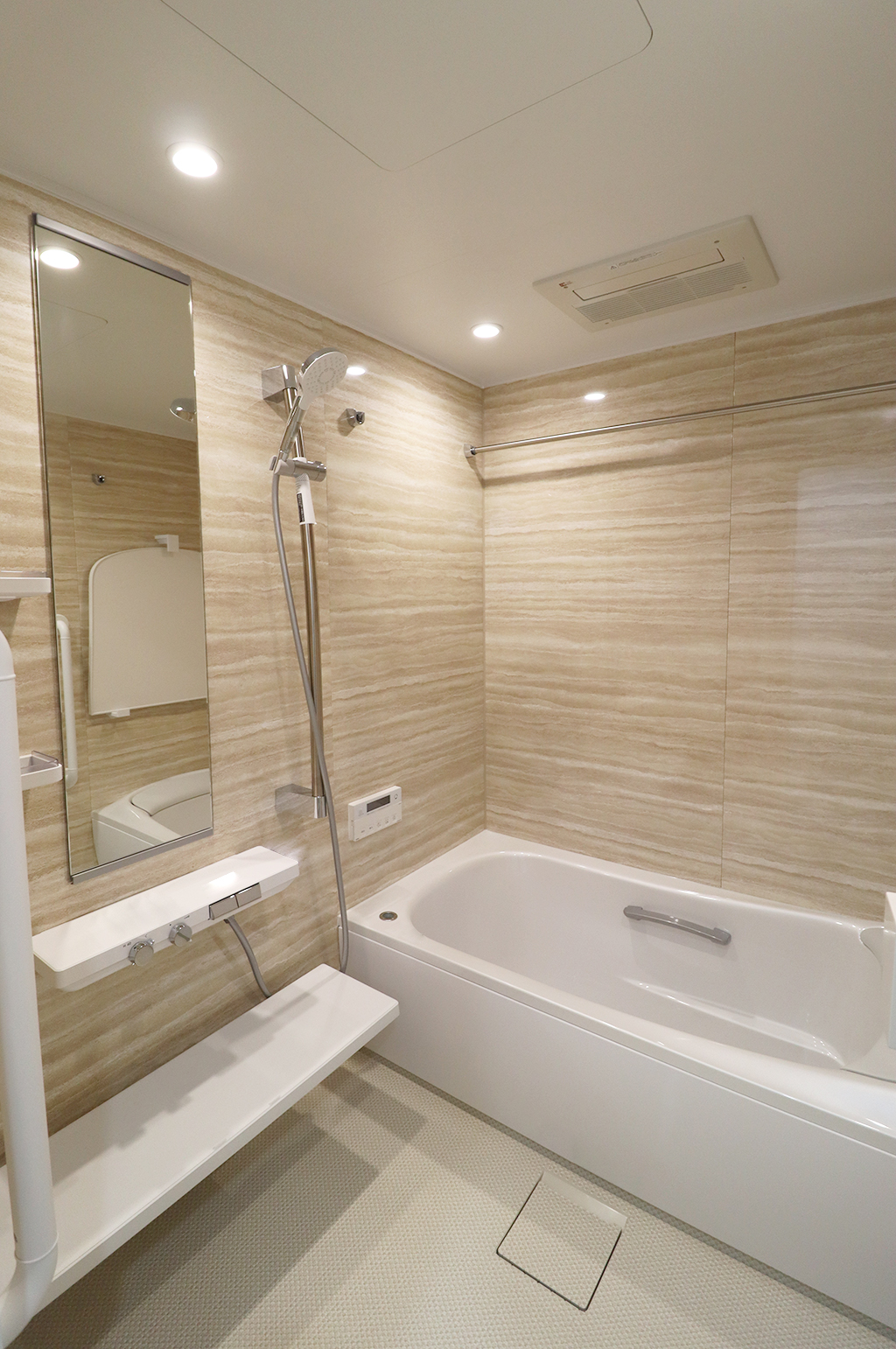 ホワイトとベージュでクリーンな印象