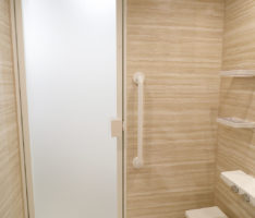 ホワイトフレームのドアですっきりと