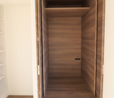 扉を開けて正面から中を見る