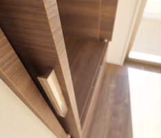 閉じる際は引手に手を掛けて