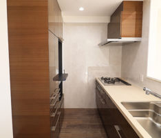 艶感のある扉面材で高級感のあるキッチン