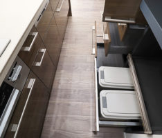 収納量があるキャビネットとカップボード