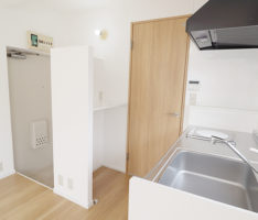 洗濯機置場を移設して、冷蔵庫と電子レンジが置ける様に