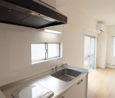 キッチンからダイニングを見る