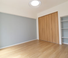 洋室には水色のアクセントクロスを