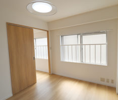 開け放すと窓からの光が回る