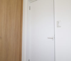 ホワイトのドアの向こうは