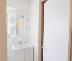 トイレから洗面所を見る