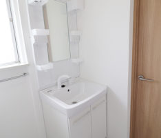 スリムでスクエアな洗面台でシンプルに