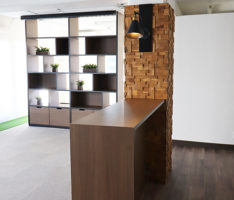 エントランスからオフィスを見る