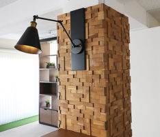 カウンターと柱とランプと