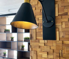 立体感のあるチーク材の柱から見える什器