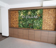 サインパネルでオフィスらしさを