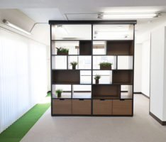 外光が入る様に、全ては塞がない収納