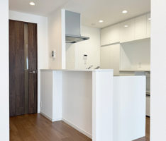 ダイニングからキッチンを見る