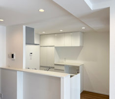 カウンター形状の腰壁越しに会話を楽しめる空間