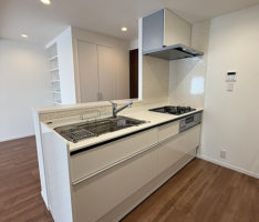 冷蔵庫側からキッチンを見る