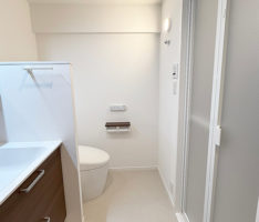 廊下の引戸を開けると水廻りスペース