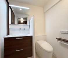 間仕切り壁で分けるトイレと洗面台空間